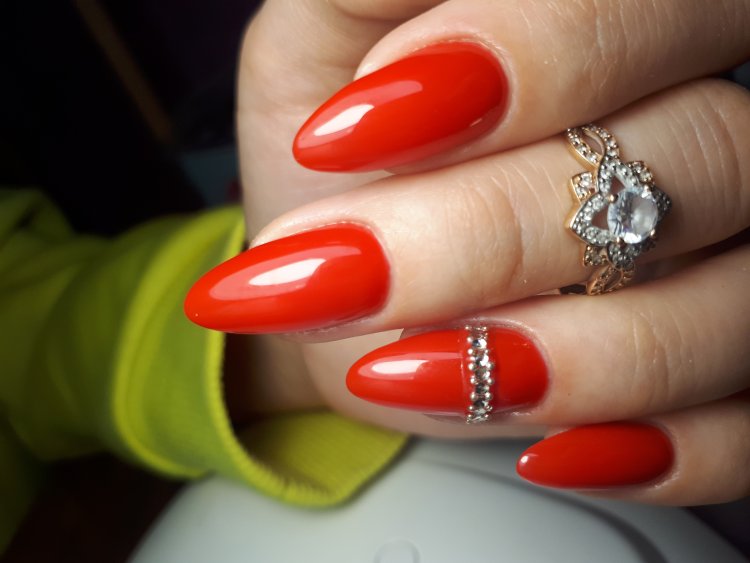 Червоні нігті зі стразами