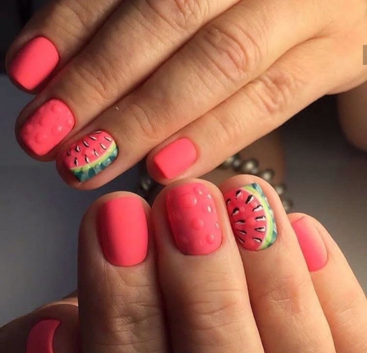 Яскравий манікюр на короткі нігті