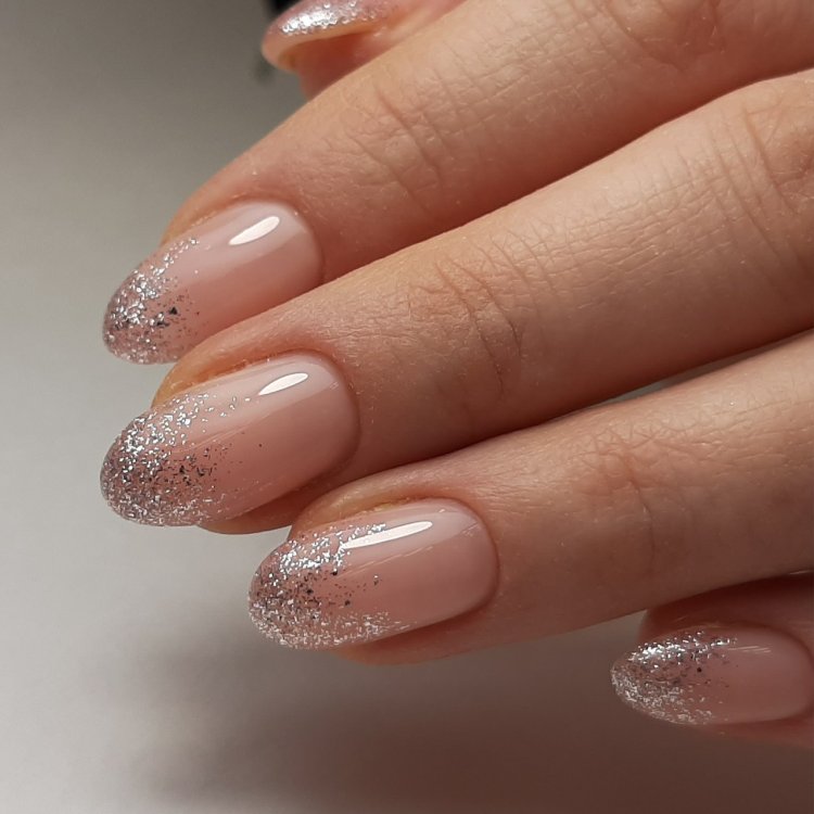 Бежевий манікюр на нарощених нігтях - 51 фото