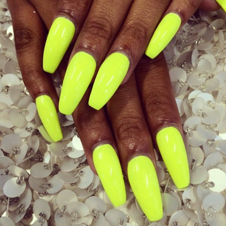 Нігті отруйно жовтого кольору