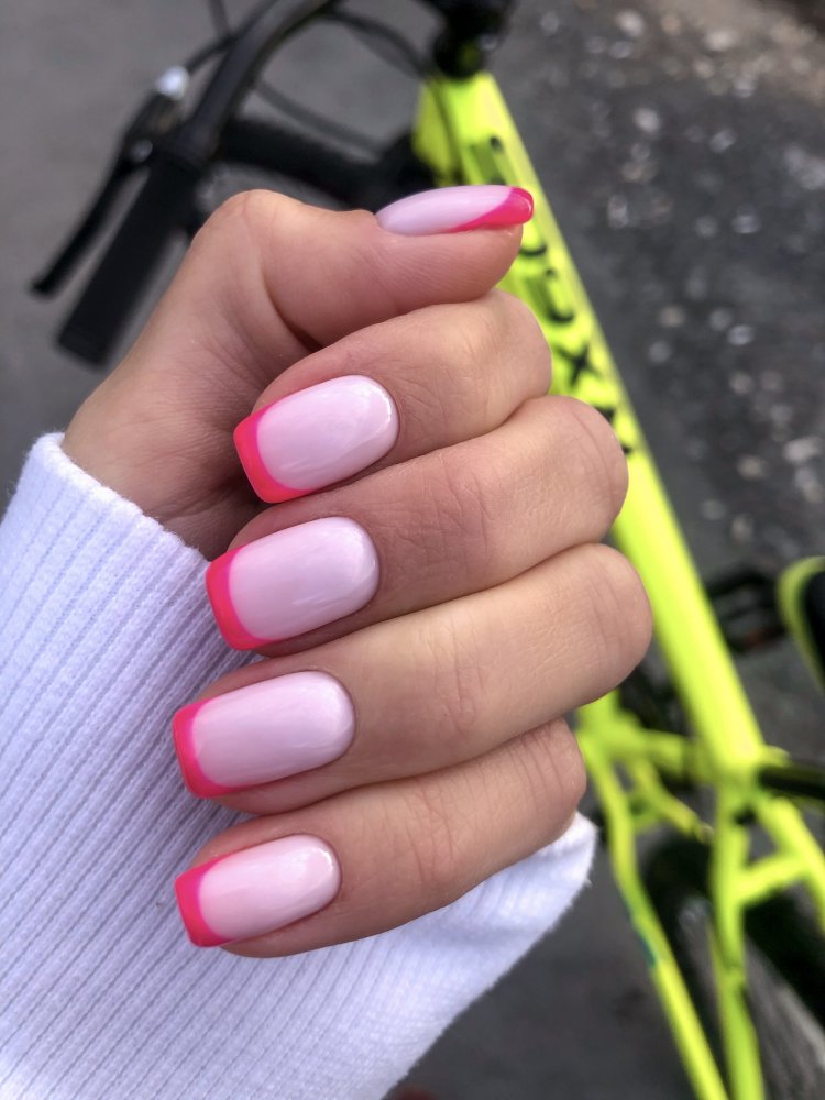 Різнокольоровий манікюр поєднання зеленого та червоного