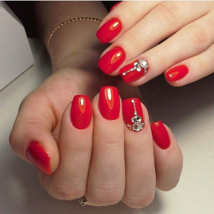 Шелак на короткі нігті червоний колір