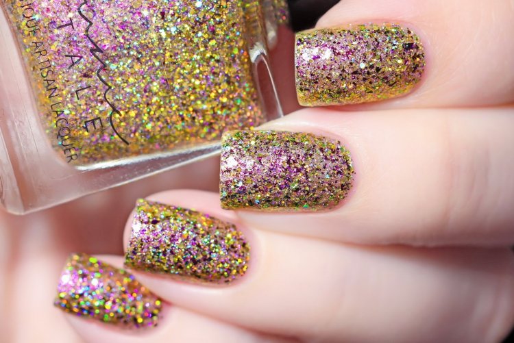 Золоті блискітки на нігтях