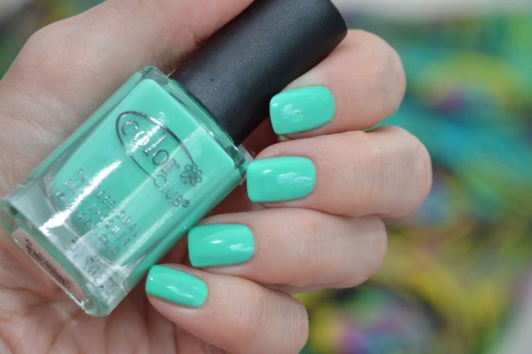 Яскравий лак для нігтів