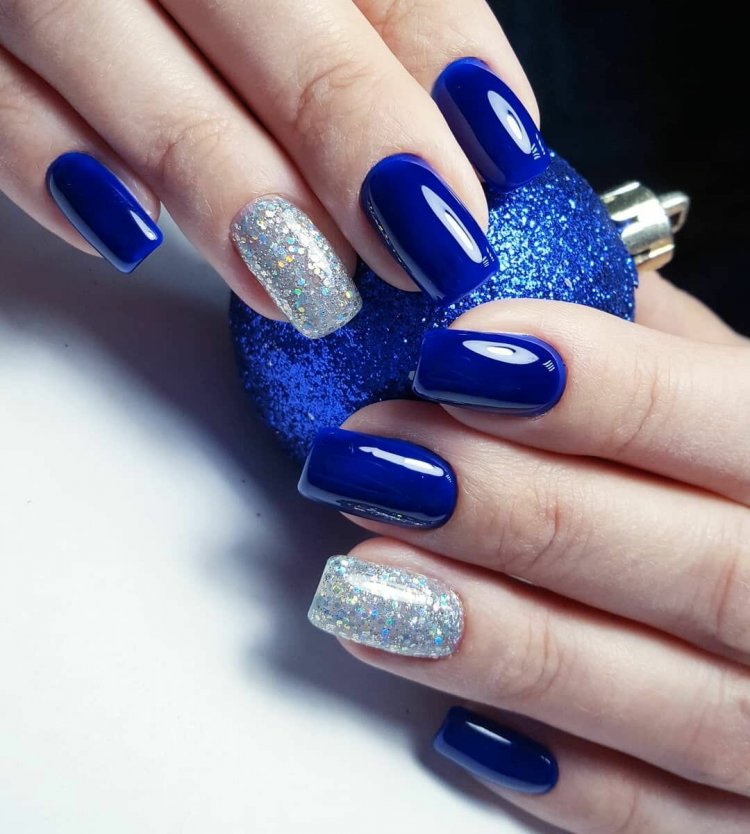 Нігті до синьої сукні