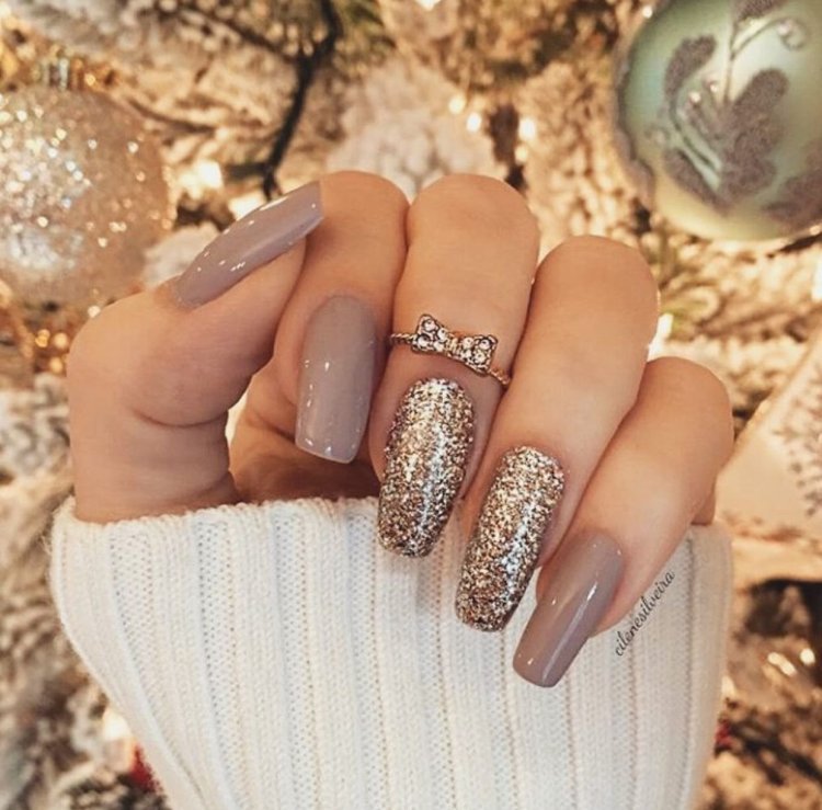 Бежеві блискучі нігті