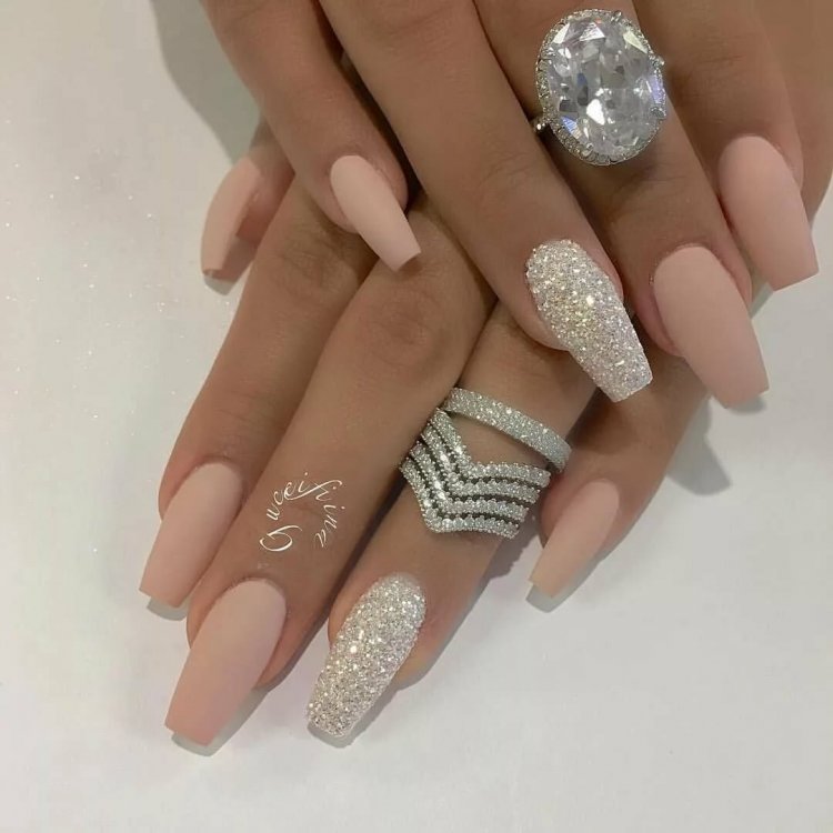 Бежевий манікна короткі нігті