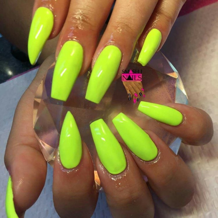 Яскравий кислотний манікюр