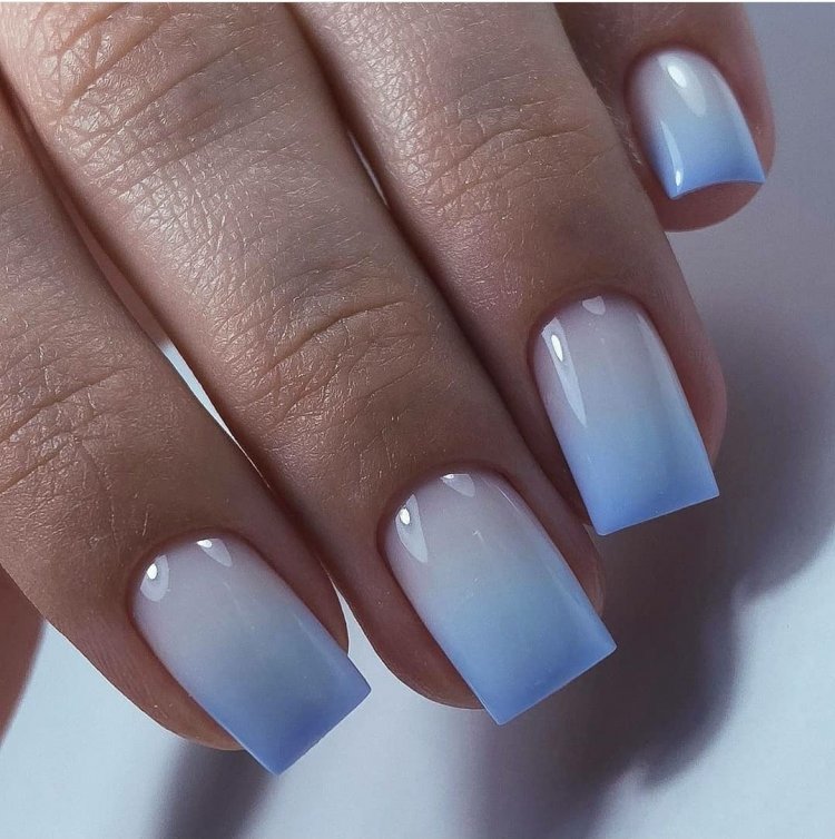 Манікюр блакитний градієнт