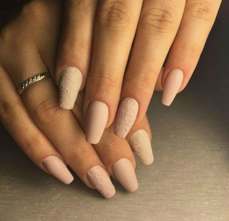 Бежевий манікюр на нарощених нігтях - 51 фото