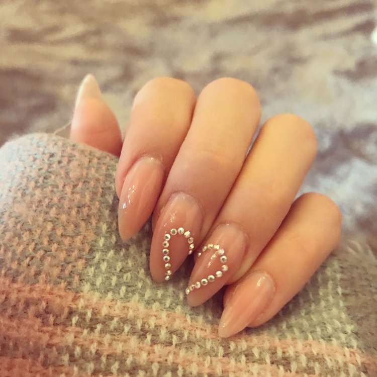 Нарощені нігті бежевого кольору