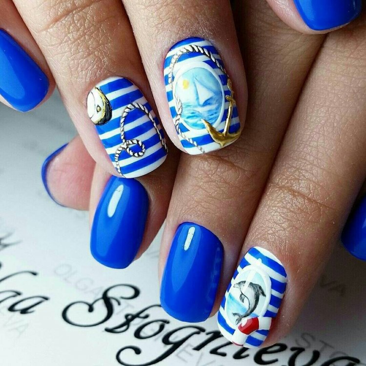 Красивий манікюр у морському стилі