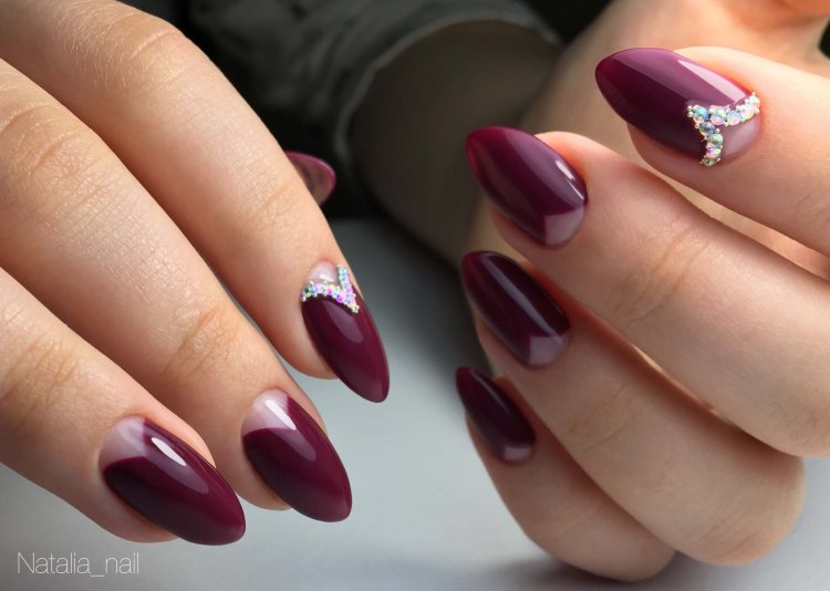 Вишневі овальні нігті