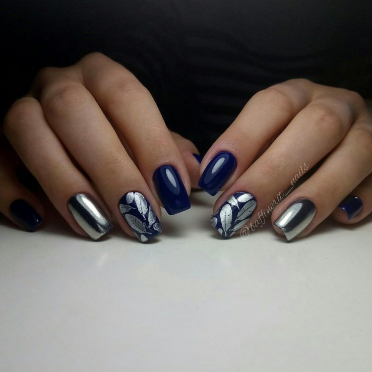 Синій манікюр із втиркою