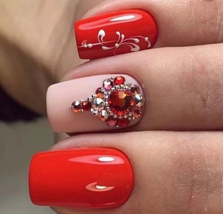 Червоний манікюр з білим зі стразами
