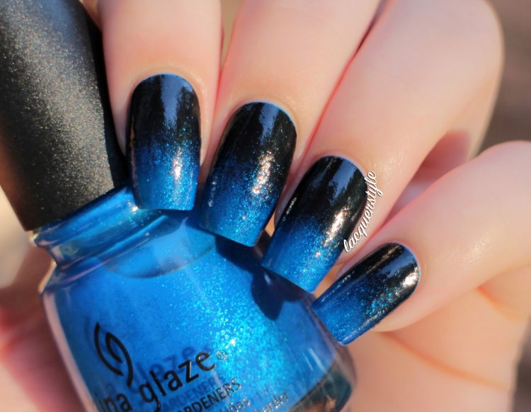 Градієнтний манікюр синій