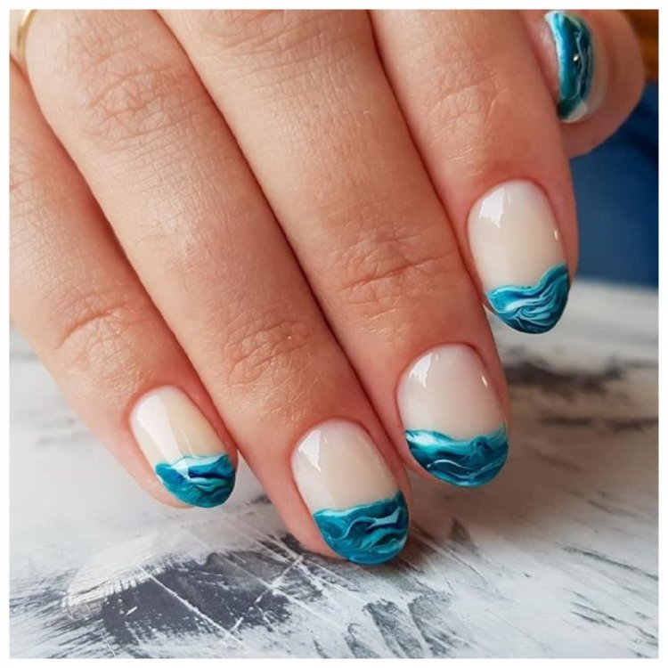 Манікюр френч морський