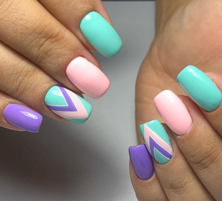 Різнокольоровий манікюр