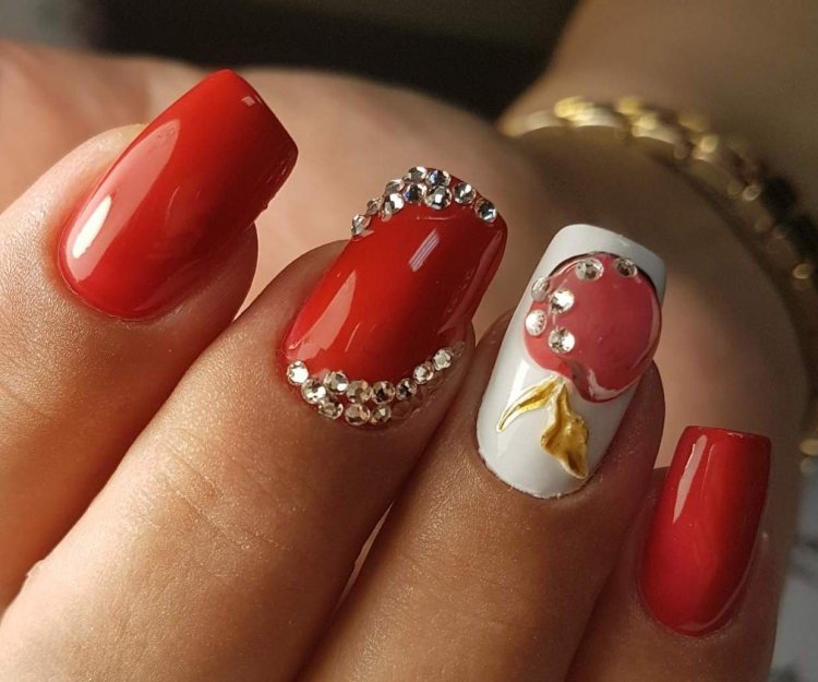 Красивий червоний манікюр зі стразами