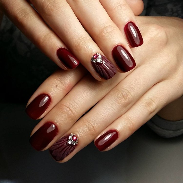 Нігті темно бордові