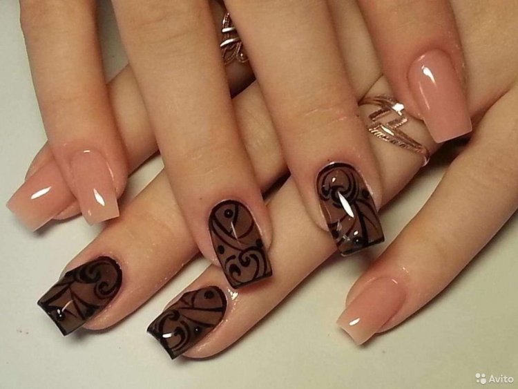 Манікюр на бежевому фоні