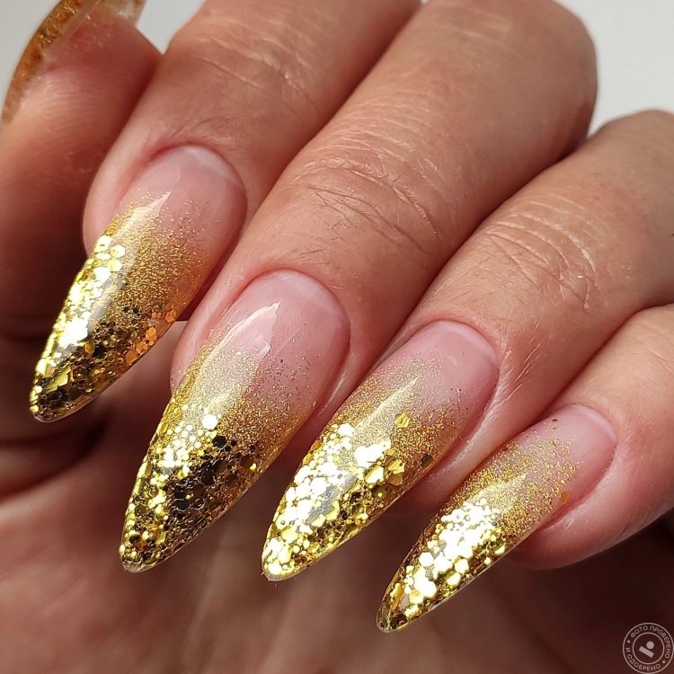 Розтяжка блискітками на нігтях