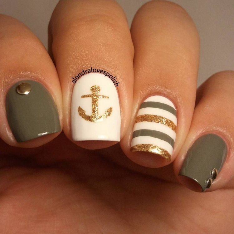 Манікюр на короткі нігті з якорем