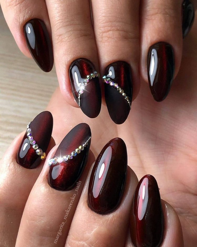 Бордові нігті