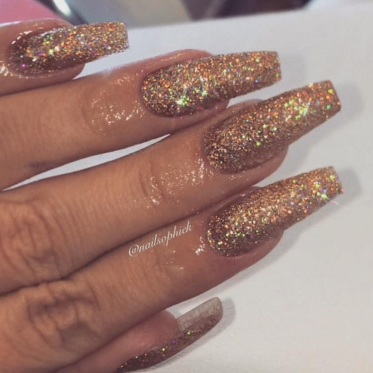 Манікюр золоті блискітки