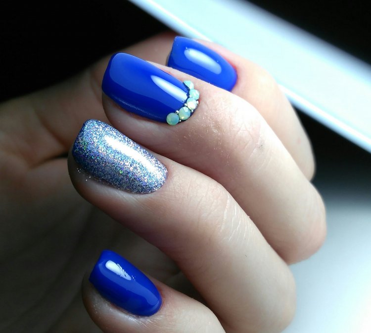 Манікюр синій зі сріблом