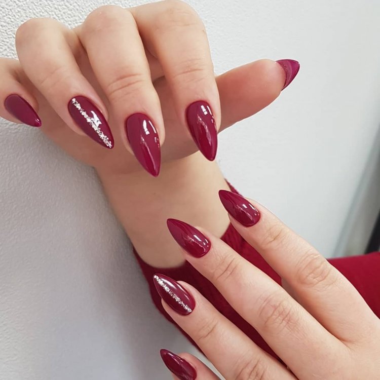 Бордові овальні нігті