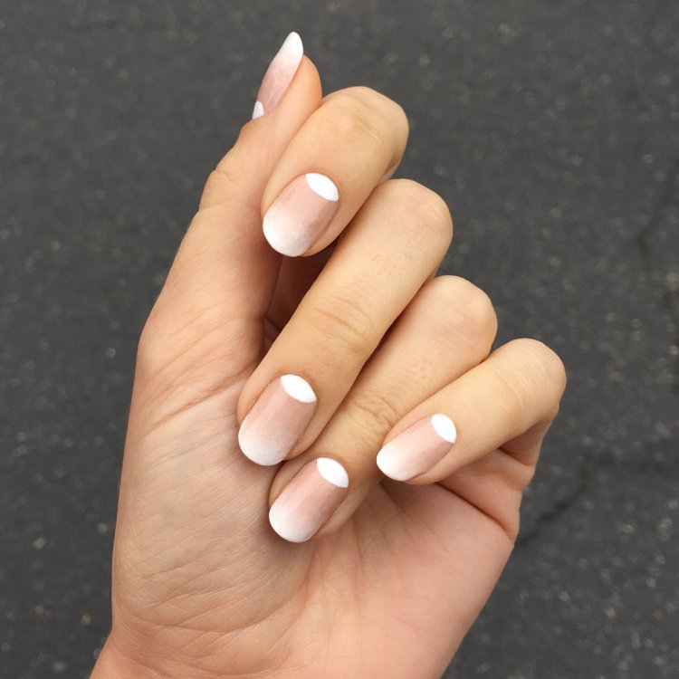 Місячний манікюр нюд