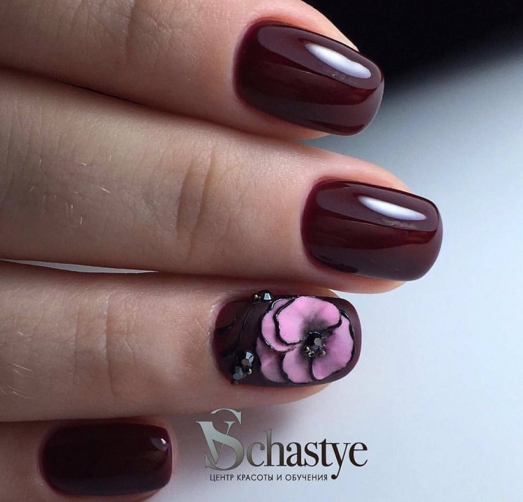 Бордовий манікюр із квіточками