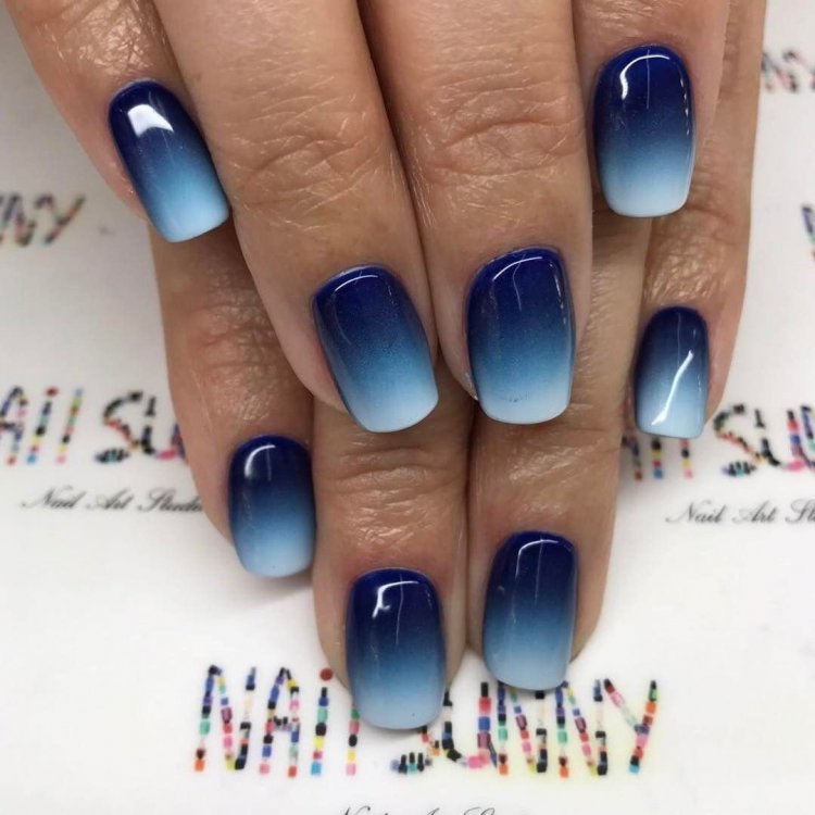 Манікюр омбре синій