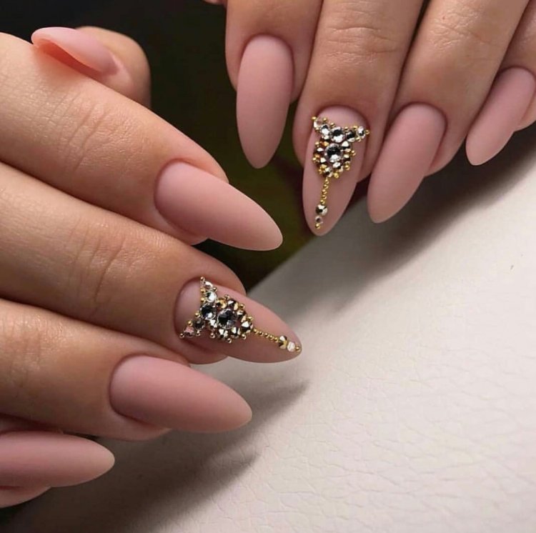 Нігті у бежевих тонах