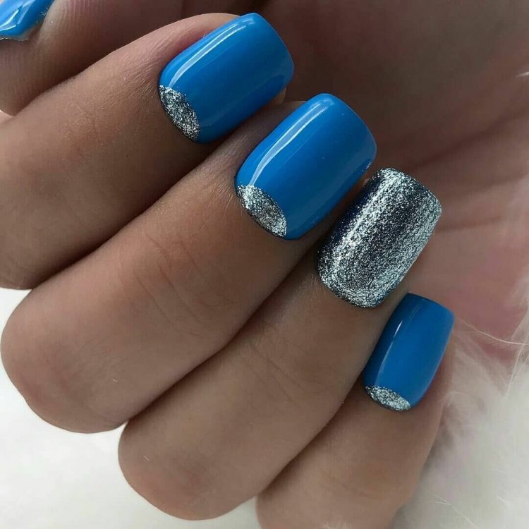 Місячний манікюр блакитний