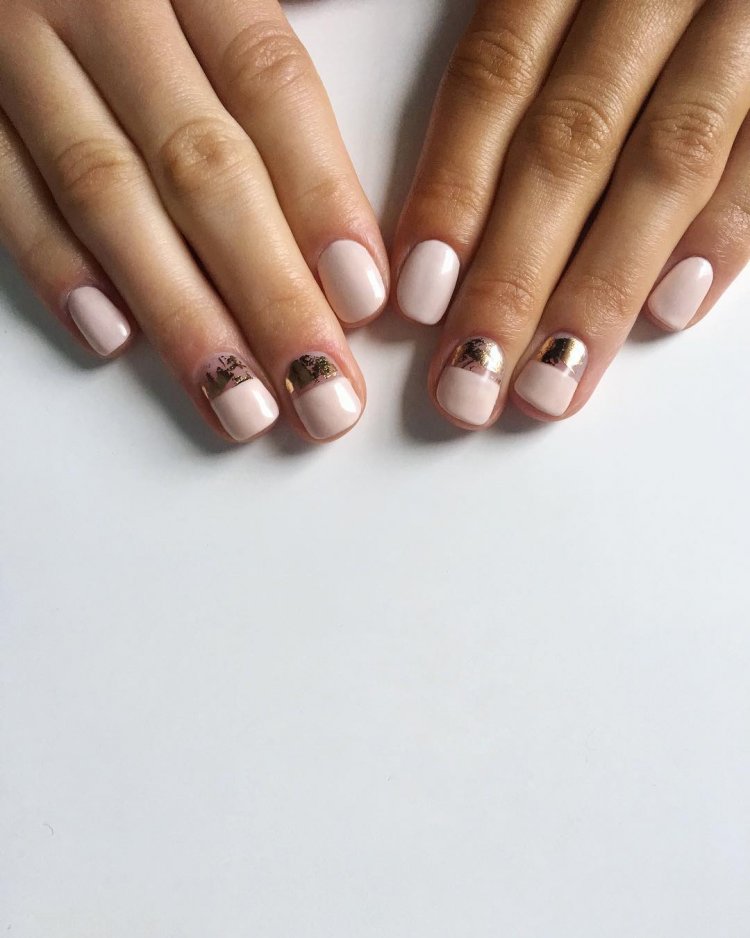 Світлий манікюр з лунками