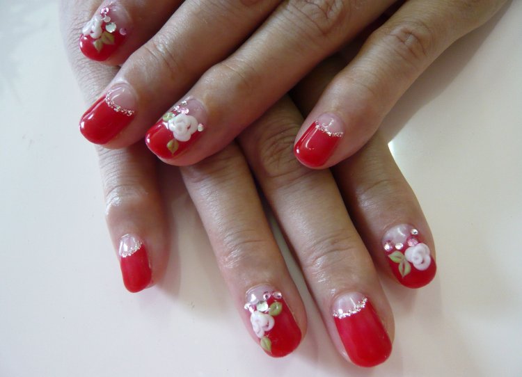 Червоний місячний манікюр зі стразами