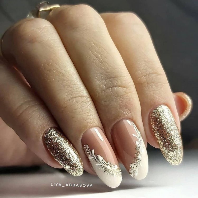 Нігті беж із золотом