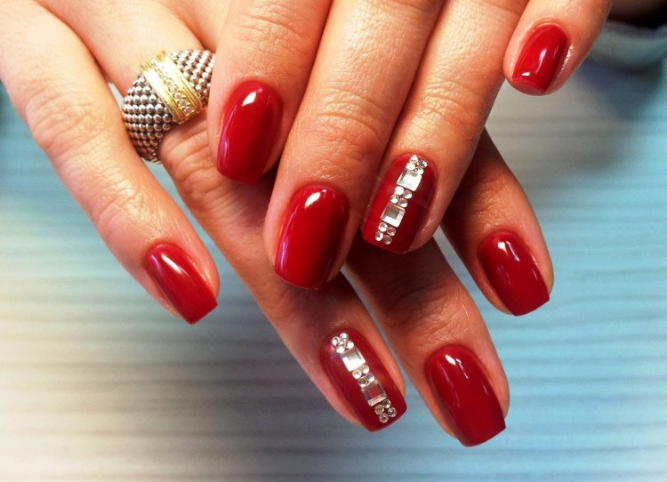 Манікюр на короткі нігті у червоних тонах.