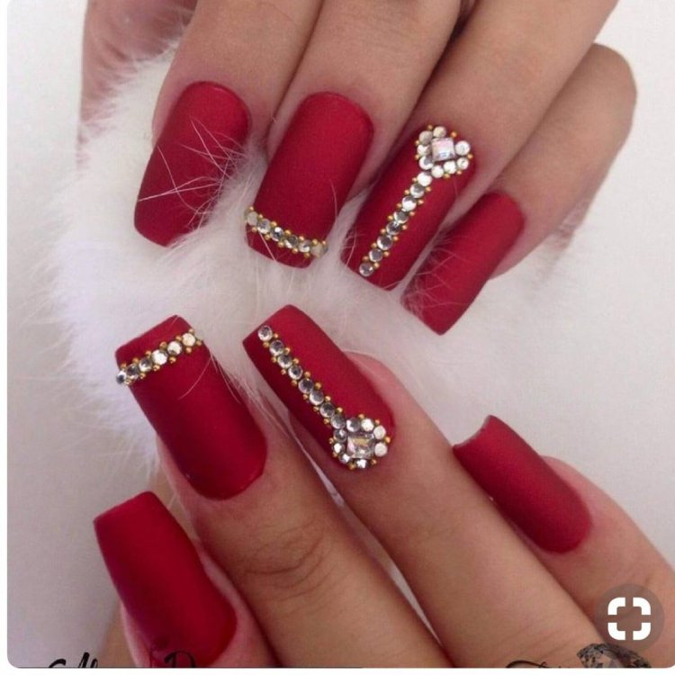 Червоний манікюр зі стразами