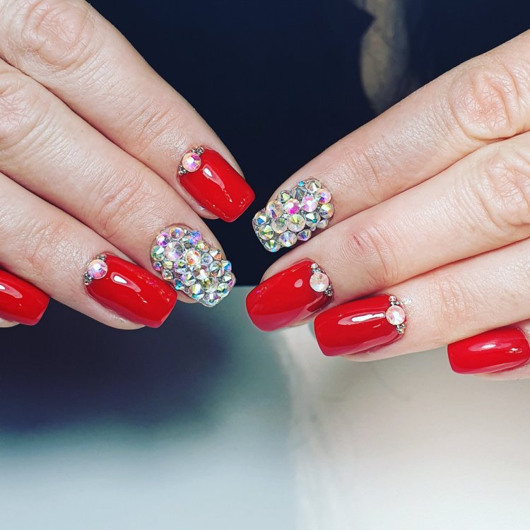 Червоний манікюр з квітами та стразами