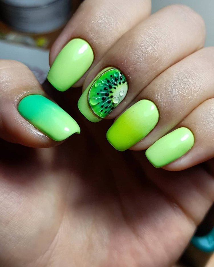 Салатовий манікюр