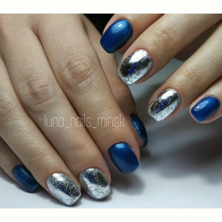 Манікюр синій білий сріблястий