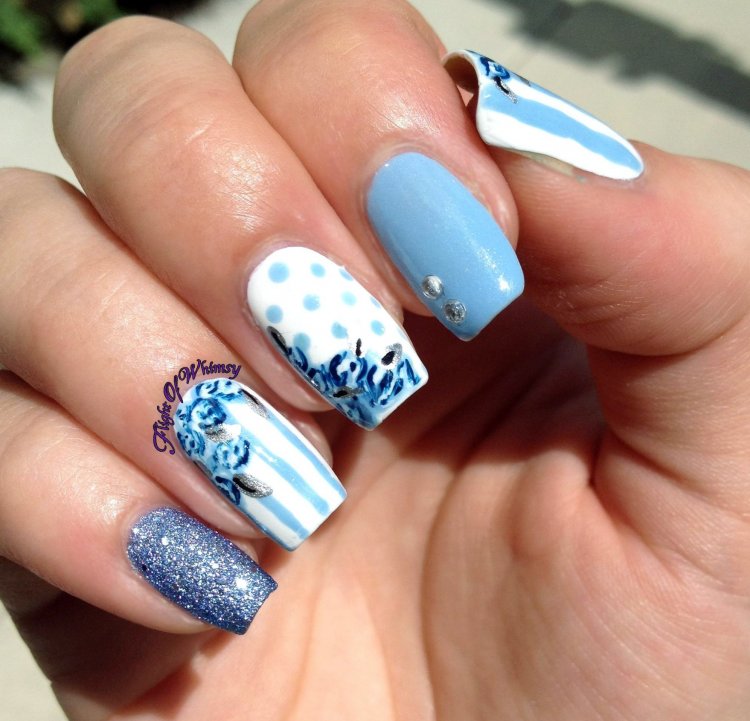 Нігті блакитного кольору з малюнком