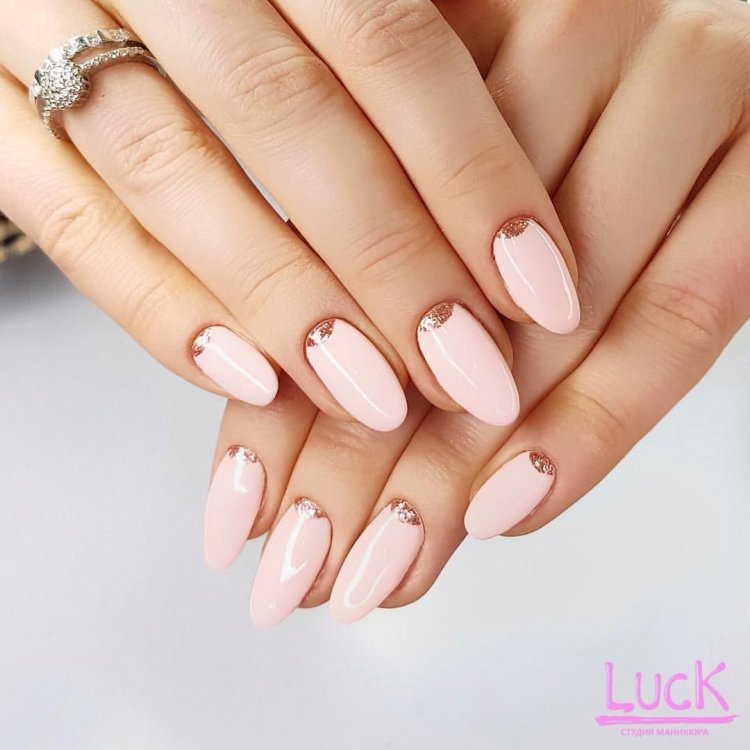 Бежевий манікюр із прозорими лунками