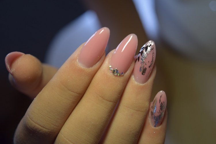 Бежевий манікюр на нарощених нігтях - 51 фото