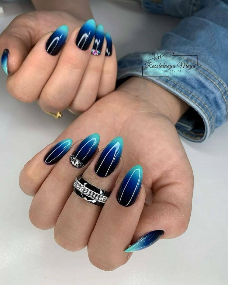 Манікюр 2021 градієнт синій синій