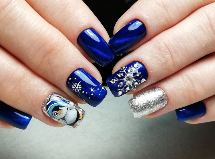 Синій манікюр зі стразами