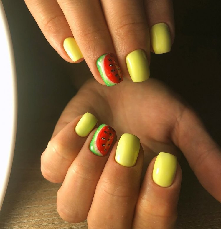 Літні нігті із фруктами
